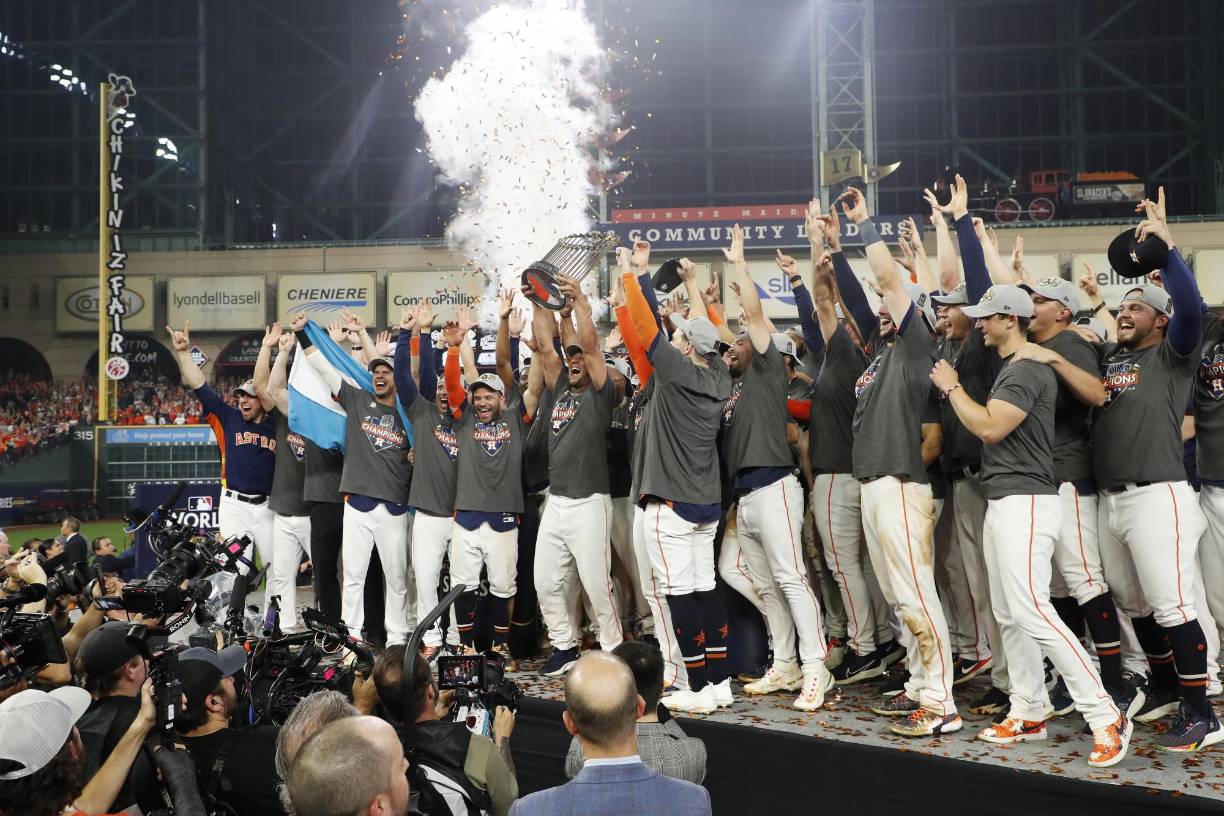 Mauricio Dubón portó con mucho orgullo la bandera de Honduras en los festejos de los Astros de Houston.