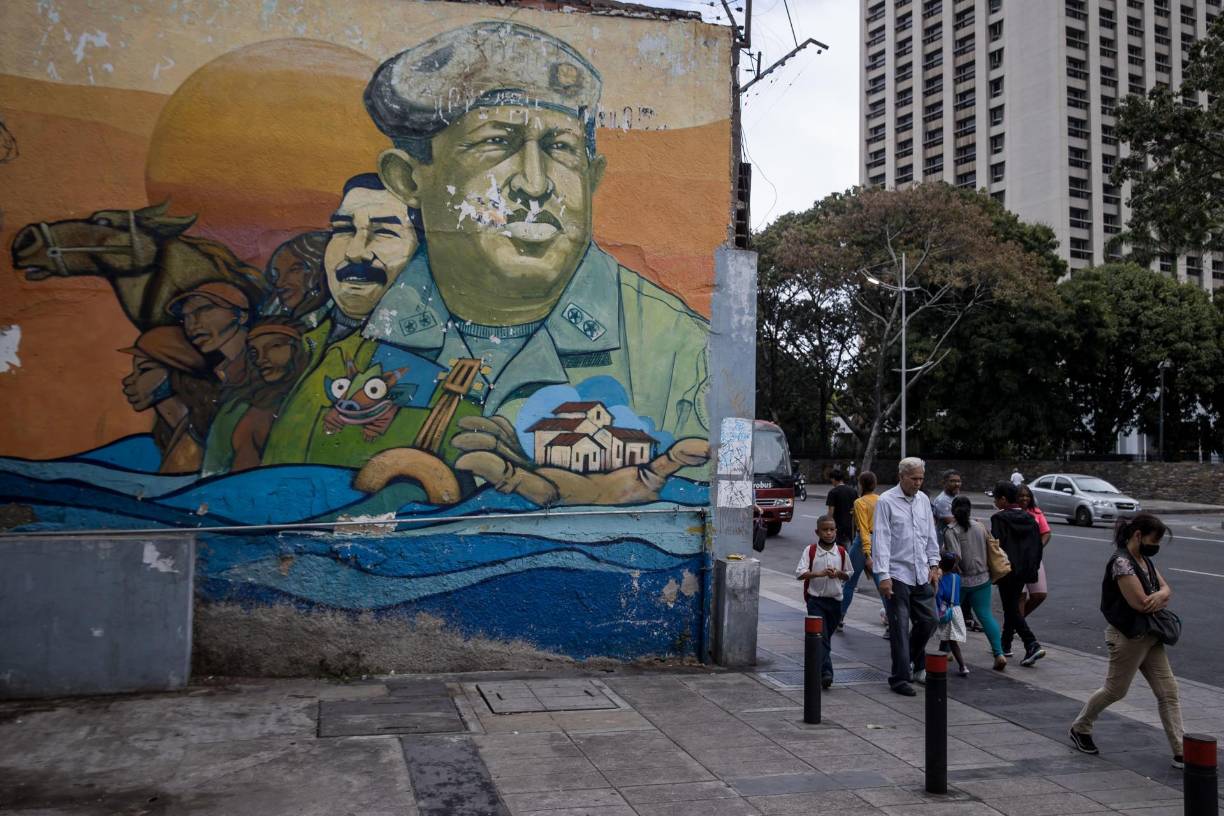 <b>Chávez</b> gobernó <b>Venezuela</b> desde 1999 hasta su muerte en 2013 y en medio de una batalla contra el cáncer pidió a sus seguidores apoyar a Nicolás Maduro como su sucesor. 