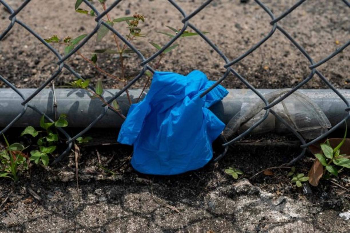 Una residente en Long Island se enfrentó cuando iba de camino al supermercado con varios guantes usados en pleno estacionamiento. AFP