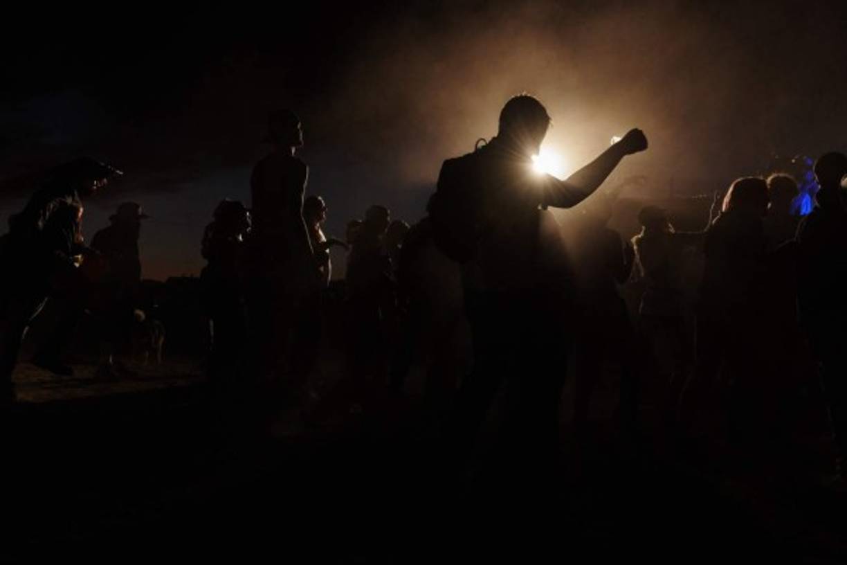 Los asistentes, algunos con máscaras alienígenas o sombreros de papel de aluminio, comenzaron a reunirse a la hora sugerida del viernes a las 10h00 GMT en la zona donde se encuentra 'Area 51', en el estado de Nevada (oeste).