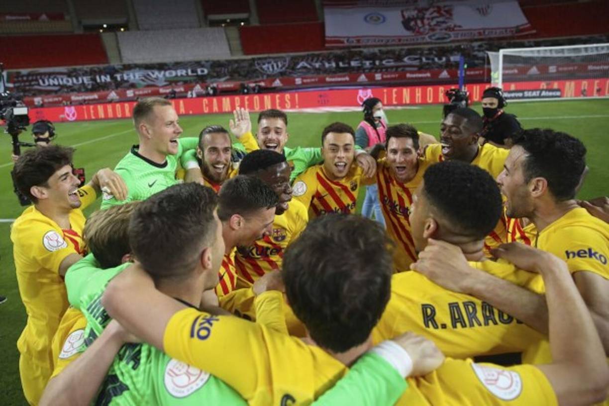 La celebración de los jugadores del Barcelona tras el pitazo final del partido.