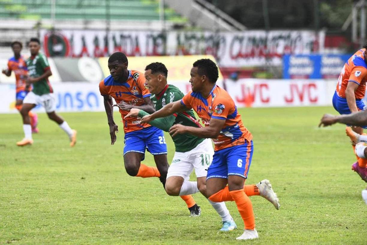 Damin Ramírez, de buen accionar en el partido, busca escaparse de las marcas de Eduard Reyes y Robel Bernárdez.