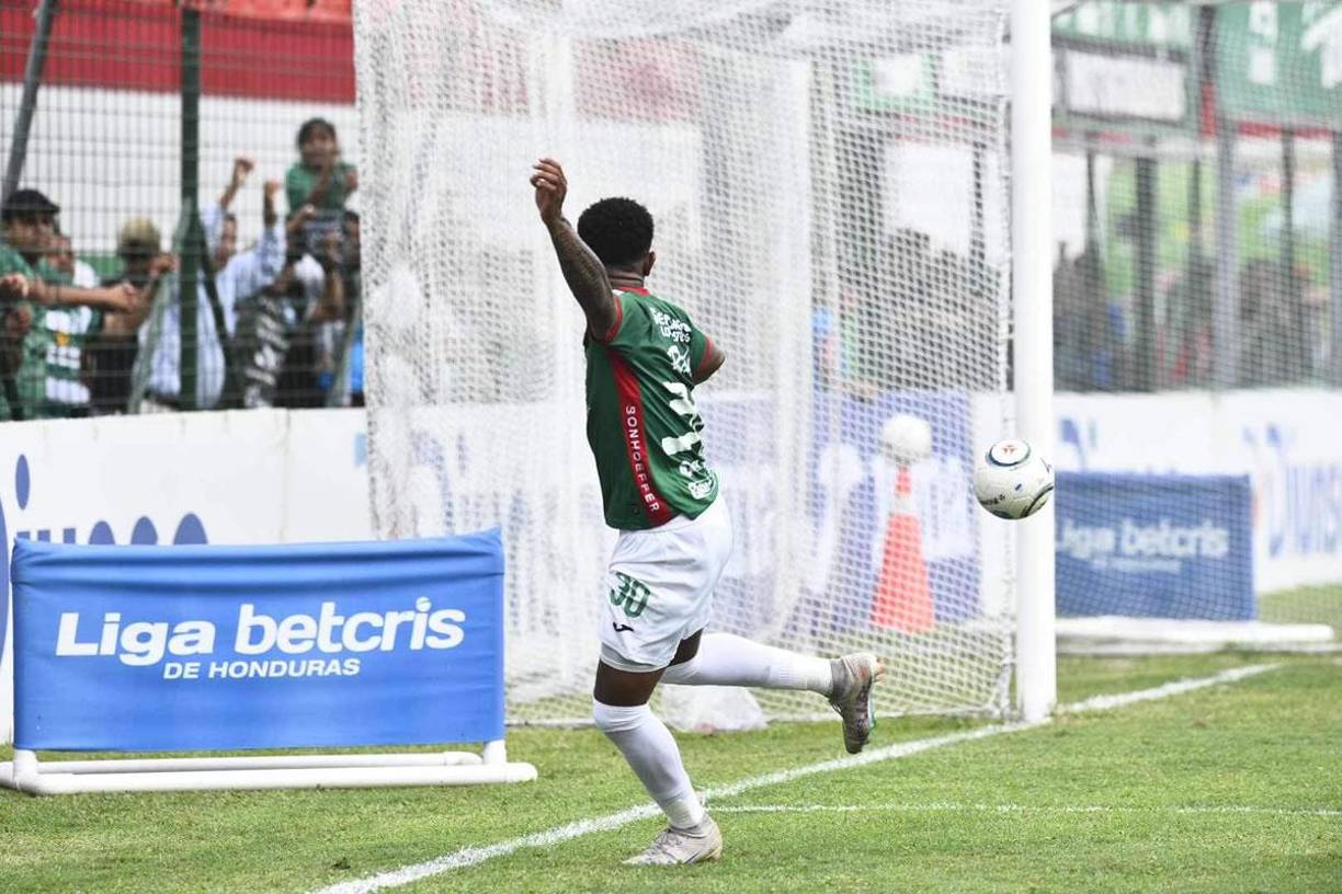 Cristian Sacaza marcó con este disparo tras superar al portero de la UPN, pero el futbolista estaba en posición adelantada.