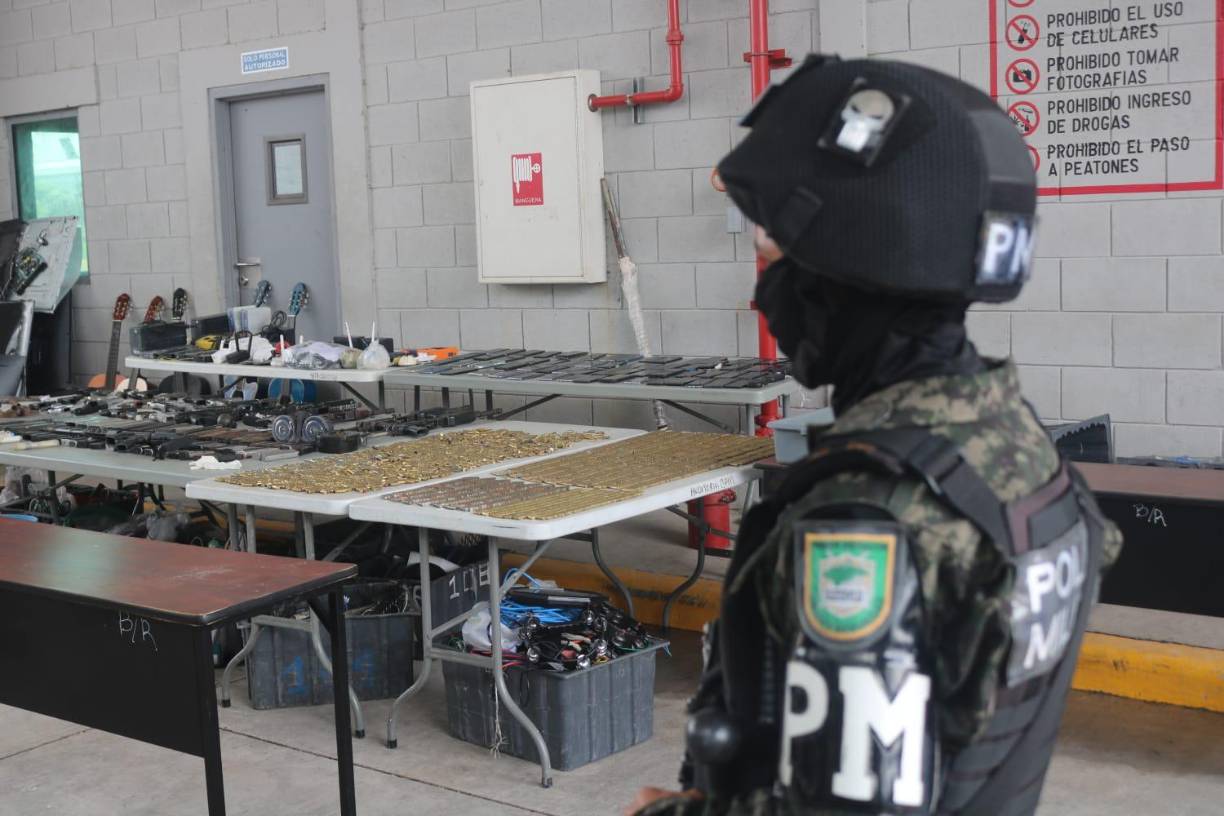 Asimismo 403 envoltorios de marihuana, 65 celulares, dos teléfonos satelitales y cinco explosivos artesanales.