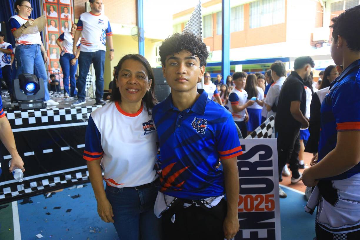 Rodrigo Andrés García acompañado de su madre Nidia García.