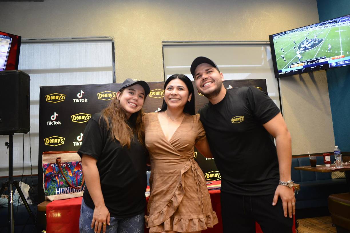 Paola Laínez, muy contenta al lado de los famosos colombianos. 