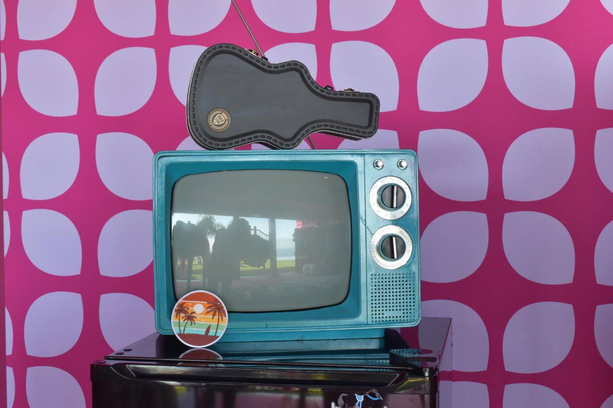 Toda la casa tiene decorados propios de la colección clásica de ropa y accesorios de la famosa muñeca.El estreno de “Barbie” ha causado gran expectación desde que en 2018 Robbie (“The Wolf of Wall Street”, 2013) desvelara que se encontraba en negociaciones para protagonizar una cinta basada en el popular juguete de Mattel comercializado por primera vez hace más de 60 años.