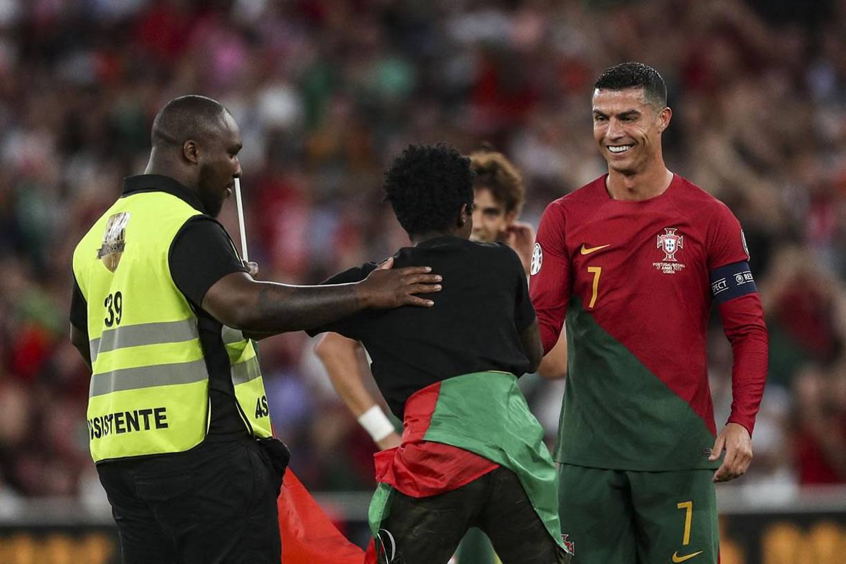 Cristiano Ronaldo sonríe con el aficionado mientras se acercaban los miembros de seguridad.