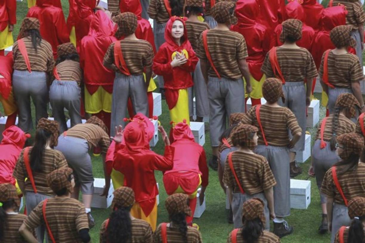 Instantes previos a que diera inicio la misa de cuerpo presente, los asistentes fueron exhortados a dirigirse a la puerta 4 para dejar flores en el féretro.