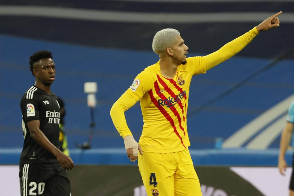 Ronald Araújo y su festejo tras anotar lo que era el 2-0 parcial a favor del Barcelona.