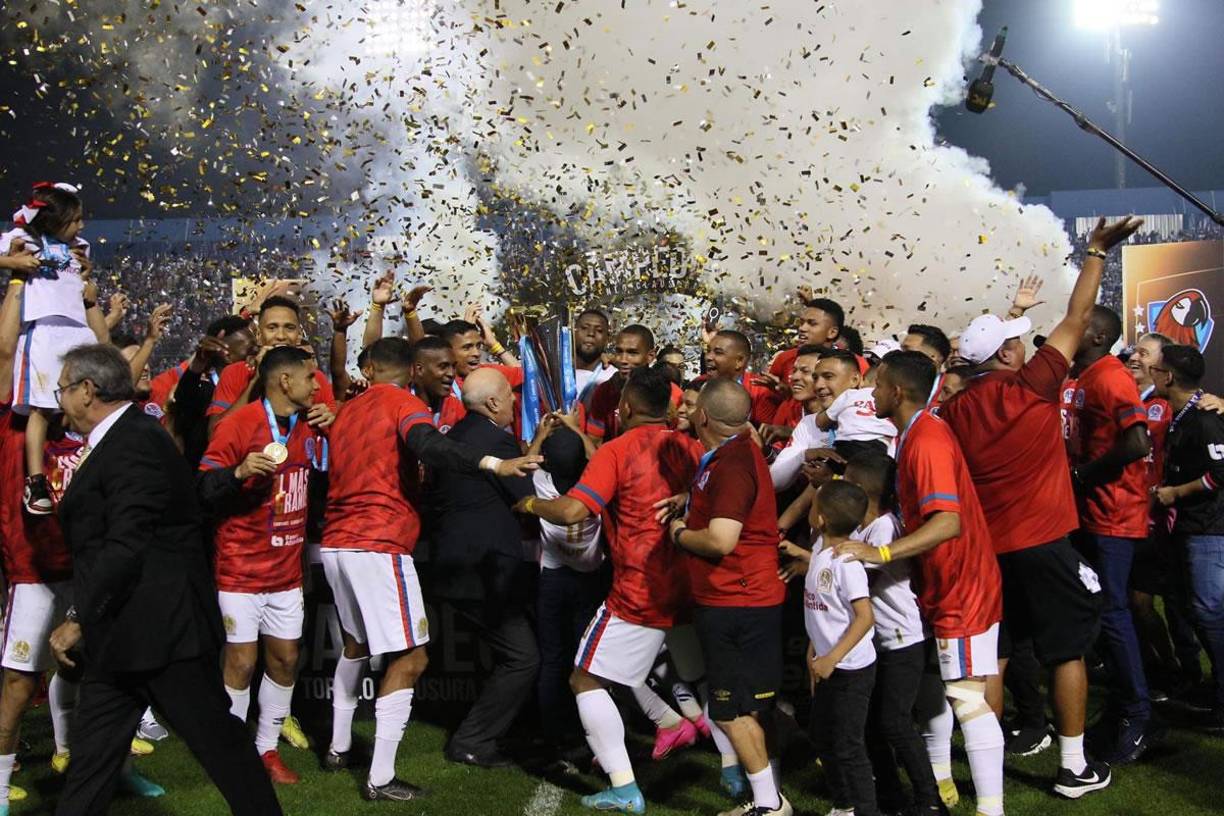 La celebración del plantel del Olimpia con su Copa 36.