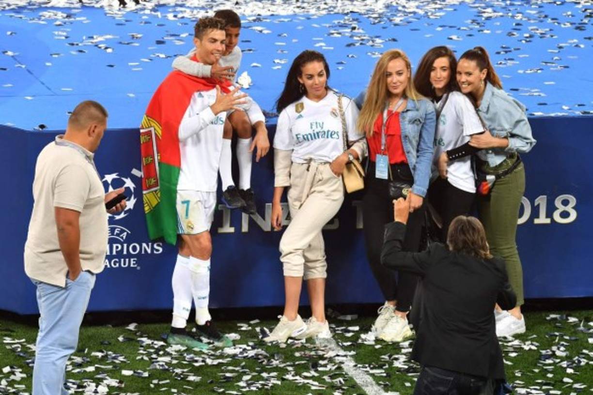 En una de las fotos la novia de Ronaldo aparece junto a su suegra, Dolores Aveiro, sus cuñados Katia, Hugo y Elma, así como el hijo mayor del astro del fútbol portugués, Cristiano Jr., y con otras acompañantes.