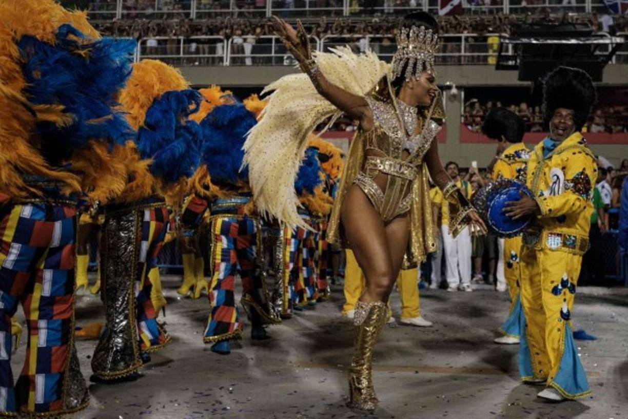 El Domingo y el Lunes de Carnaval son los dos días importantes en los que doce de las principales escuelas de samba compiten por el título del campeonato en el estadio.