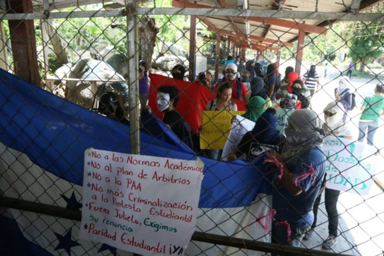 Los estudiantes que mantenían tomada las instalaciones de la Unah-vs entregaron su campus luego que una juez se presentara con una orden de desalojo.