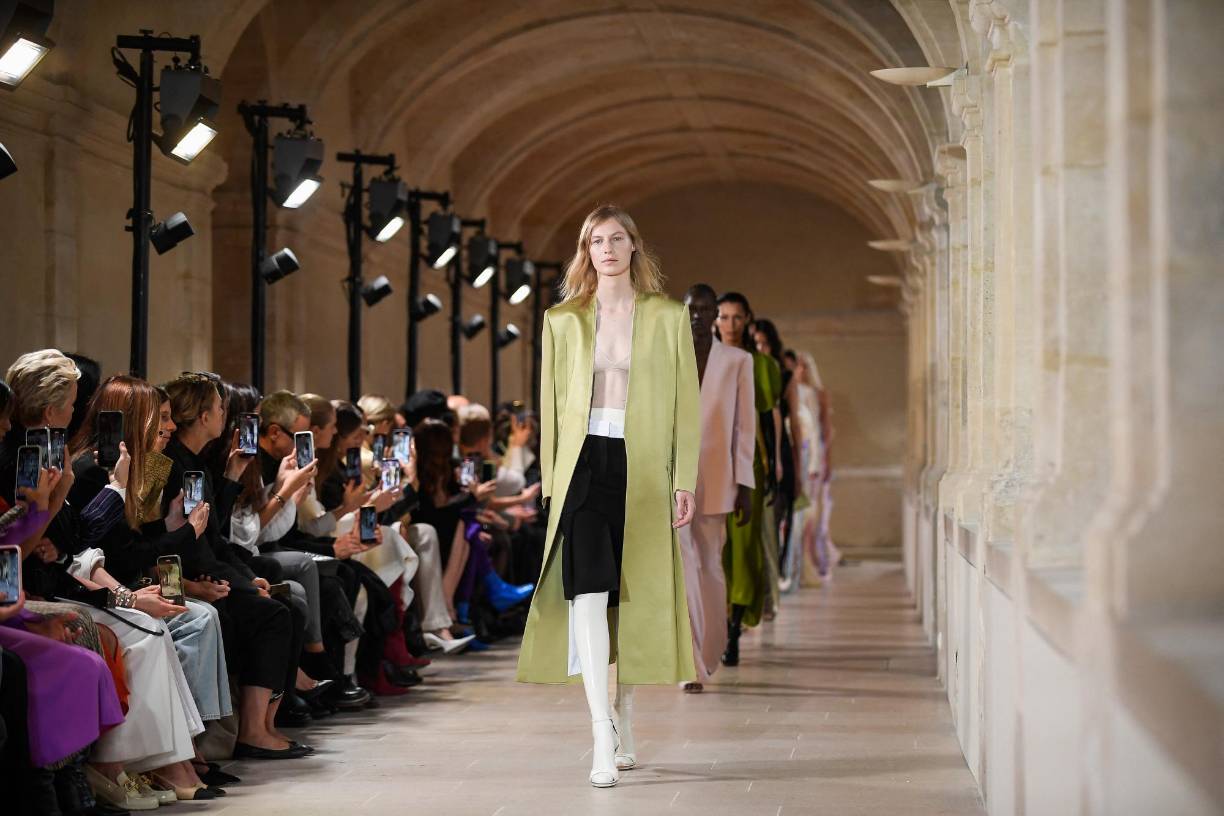 Celebridades de la moda y la farándula presenciaron el desfile de modas.