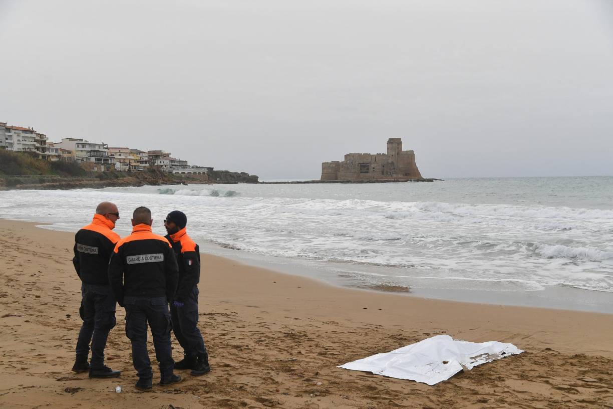 Responsables locales indicaron que la búsqueda continúa por unos 20 posibles desaparecidos, aunque los supervivientes han dado versiones diferentes sobre cuántas personas se encontraban en el barco.