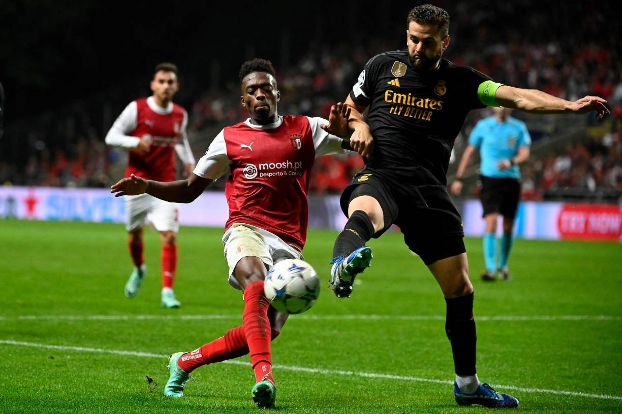 El gol animó a los locales, que empezaron a empujar y a meter atrás a un desconcertado Real Madrid, que ya sólo veía la salida con balones largos para que corrieran sus hombres de delante.