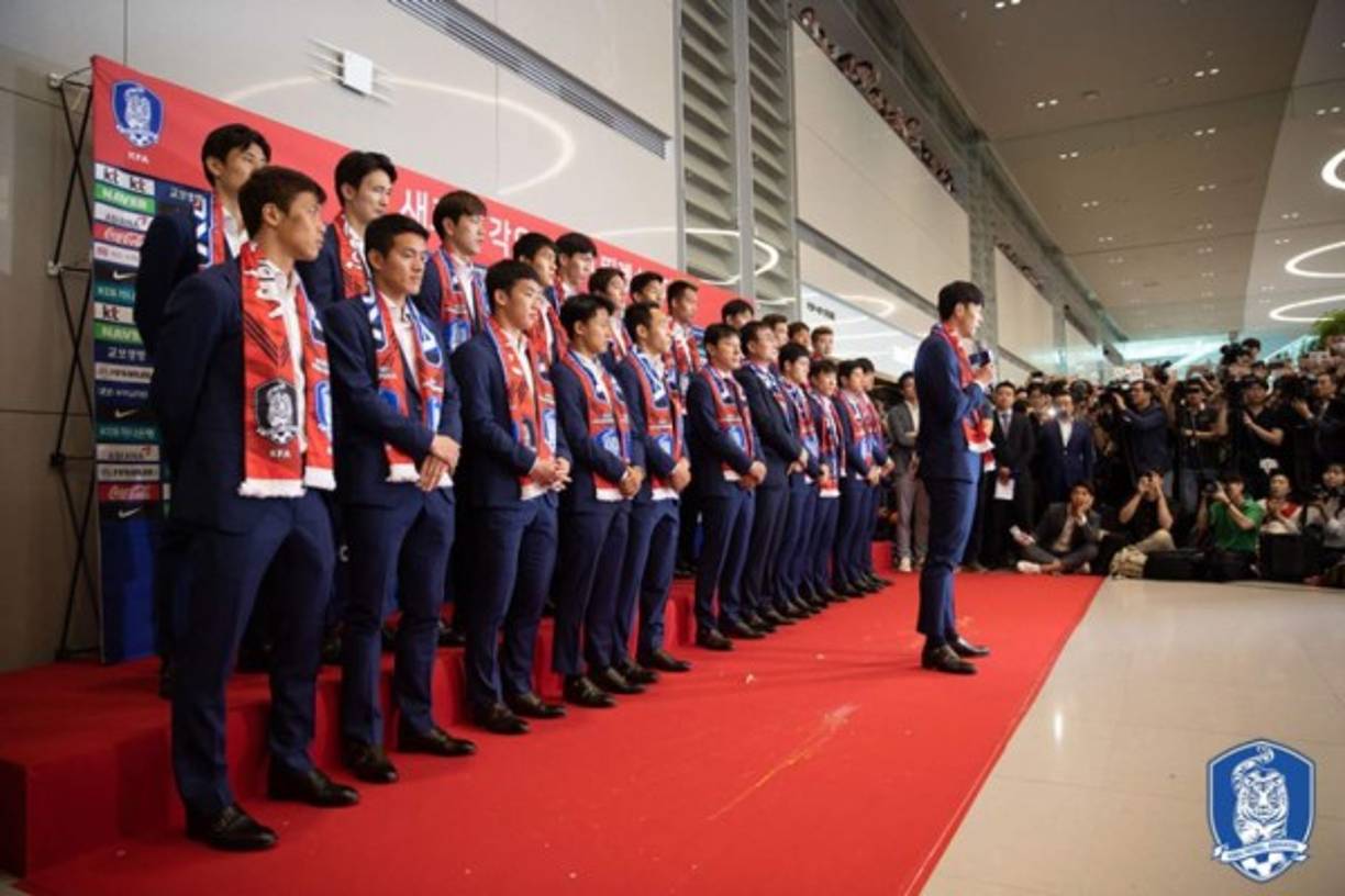 Algunos aficionados coreanos no estuvieron tan contentos tras el desempeño de su selección en la Copa Mundial de Rusia 2018 y les lanzaron huevos. Foto @theKFA