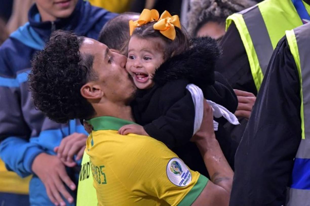 Marquinhos celebró la clasificación a semifinales con su hija.