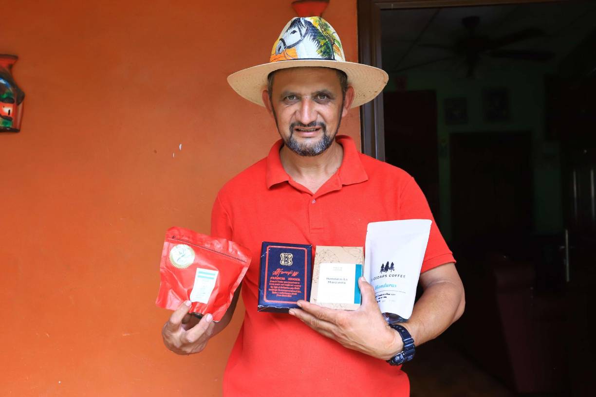 Este año, el caficultor ganó el primer lugar en la Taza de Excelencia, convirtiéndose en el primer bicampeón de la competencia a nivel nacional. 