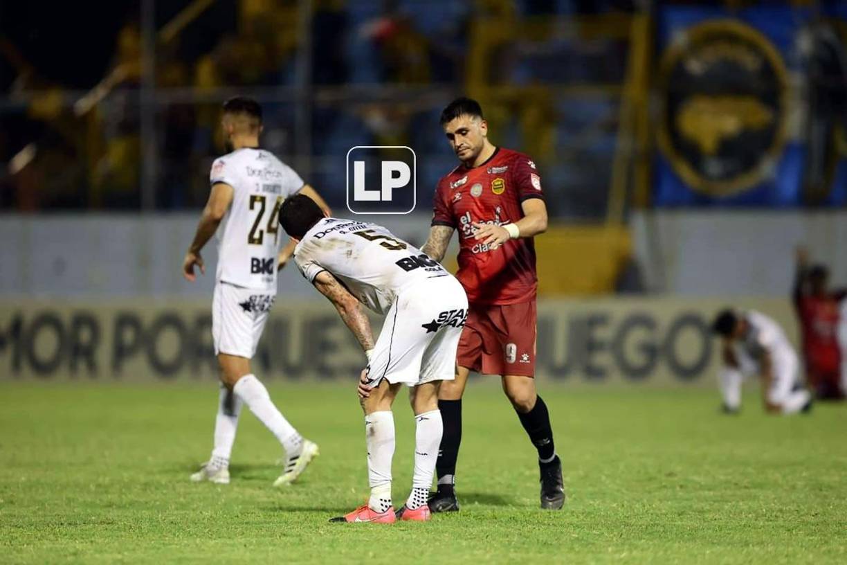 Ramiro Rocca saludó al defensa tico Ariel Soto del Herediano al final del partido.