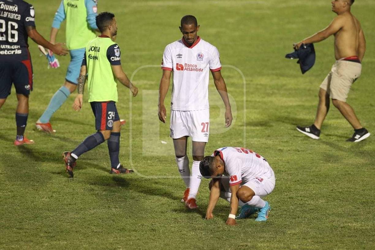 Michaell Chirinos fue uno de los jugadores más cabizbajos tras la eliminación del Olimpia a manos del Motagua.