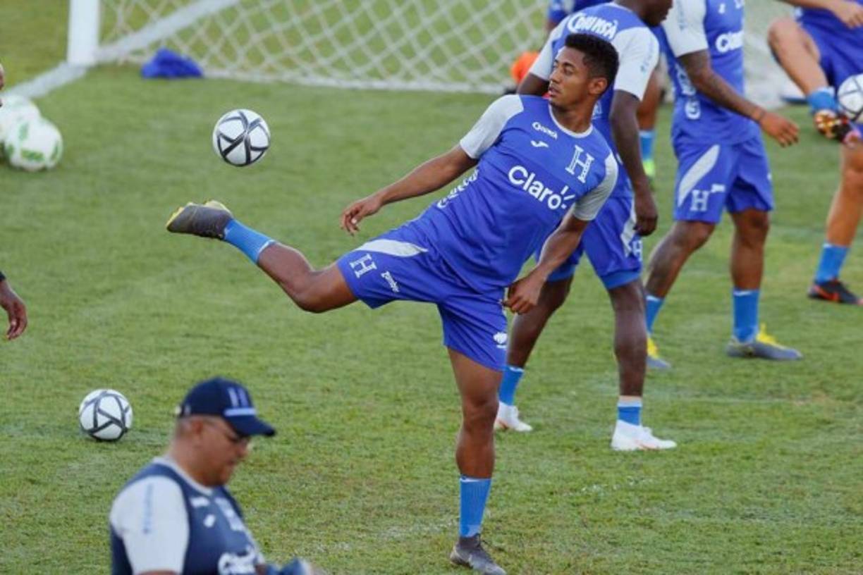El delantero Antony Choco Lozano del Girona fue captado haciendo fútbol con esta pequeña pelota. El seleccionador también llevó balones pequeños para que los seleccionados puedan mejorar su técnica.
