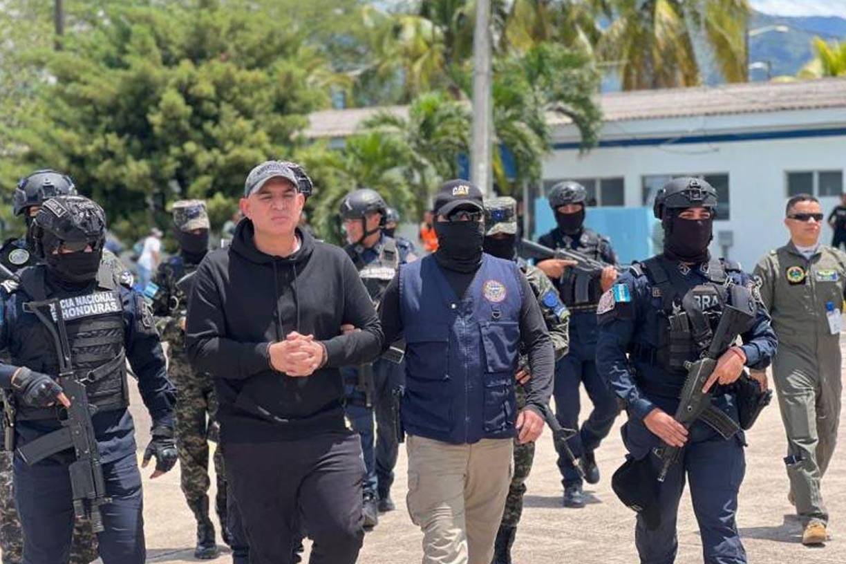 Cálix fue entregado a integrantes de la Agencia Antidrogas de Estados Unidos (DEA) en la Base Aérea Enrique Soto Cano, situada en el centro del país, donde EE.UU. mantiene un reducido número de efectivos militares, por autoridades de Honduras.