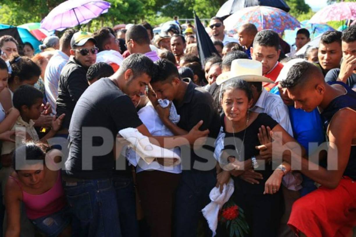 Desgarrador. Un dolor indescriptible al despedir a las víctimas del fatal accidente.