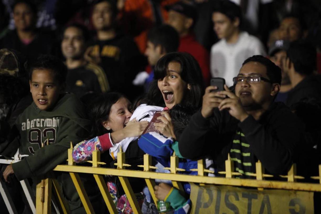 ¡La hondureña no podía creer que David Beckham le había regalado su playera!