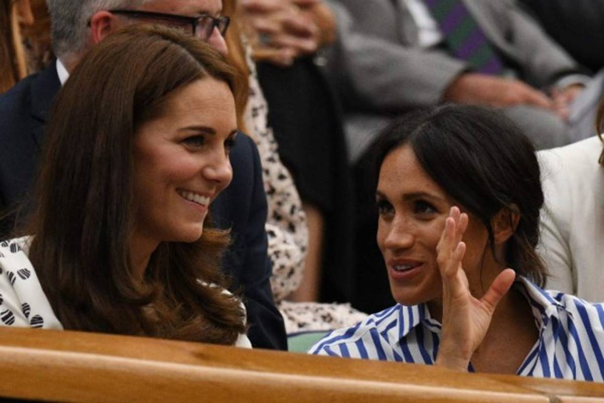 Las duquesas de Cambridge y Sussex se dieron un respiro de sus deberes maritales, y también maternos en el caso de Kate, para disfrutar de la final femenina del torneo de Wimbledon.