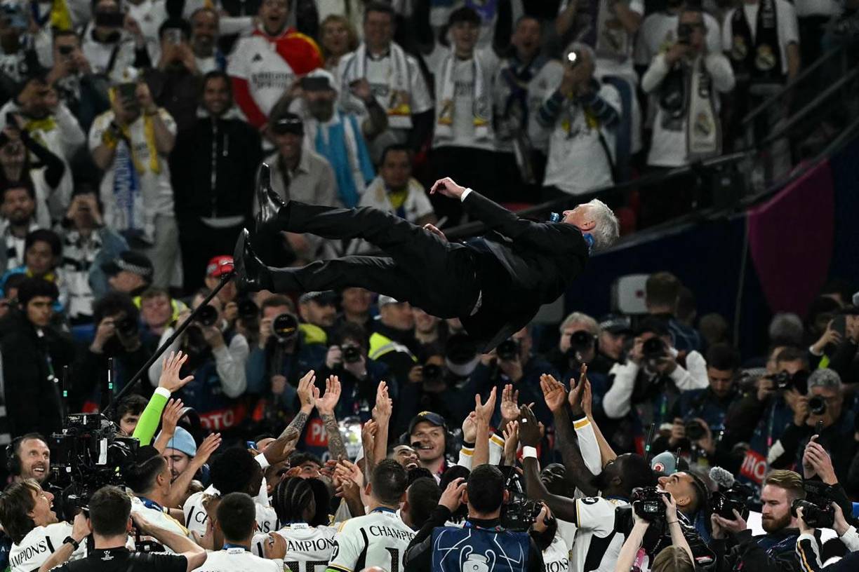 Carlo Ancelotti fue manteado por los jugadores del Real Madrid. Cuidado lo dejan caer.