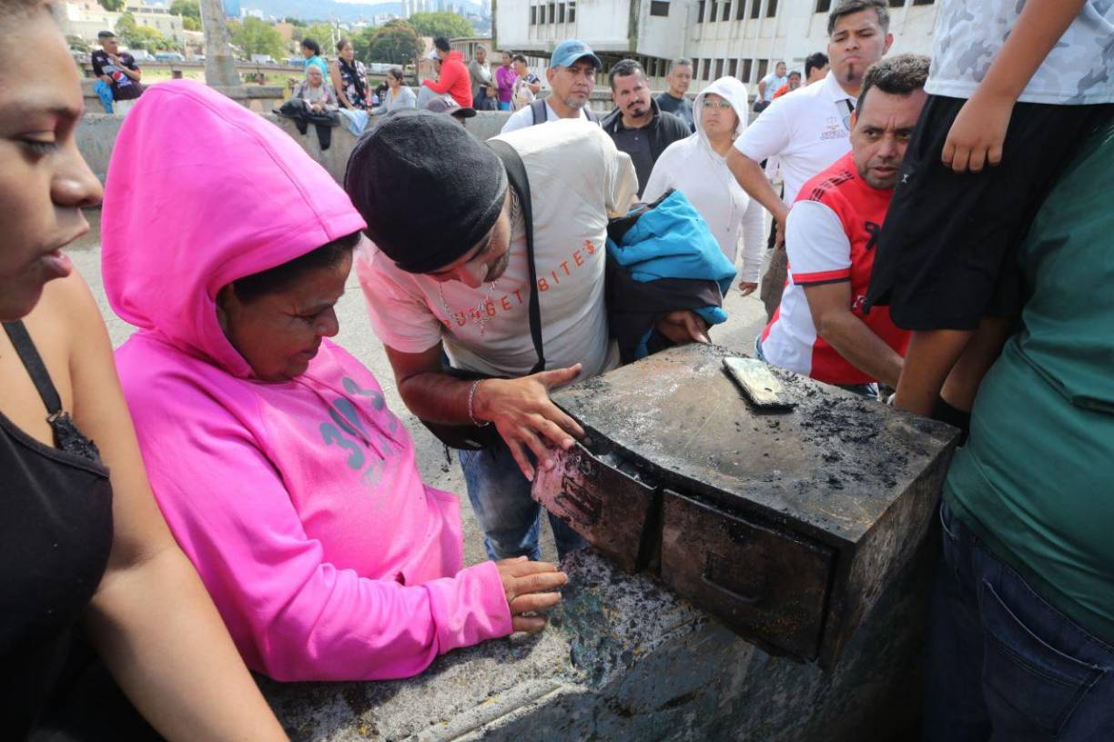 Entre los negocios arrasados por el fuego se cuentan puestos de ropa usada, abarroterías, y ventas de comida, entre otros. 