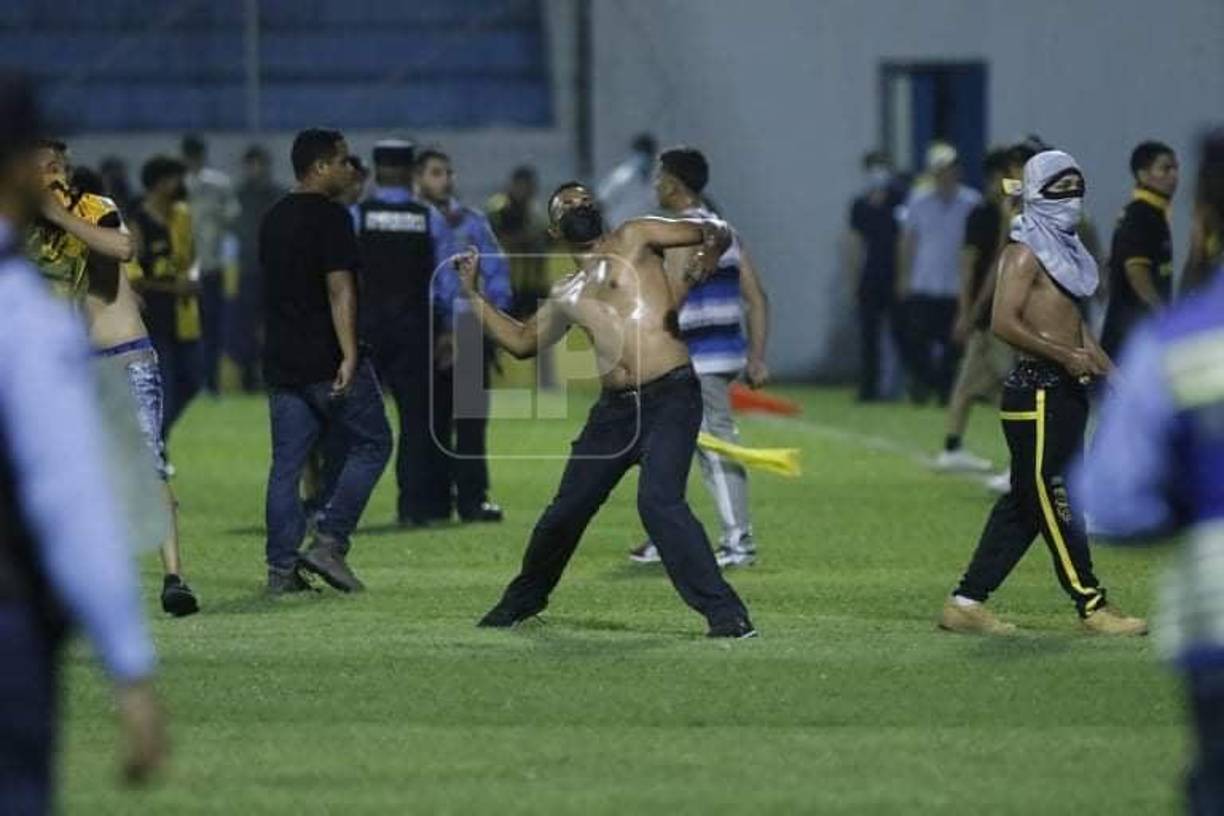 Este individuo fue captado por el lente de Grupo OPSA en el momento que lanzaba piedras.