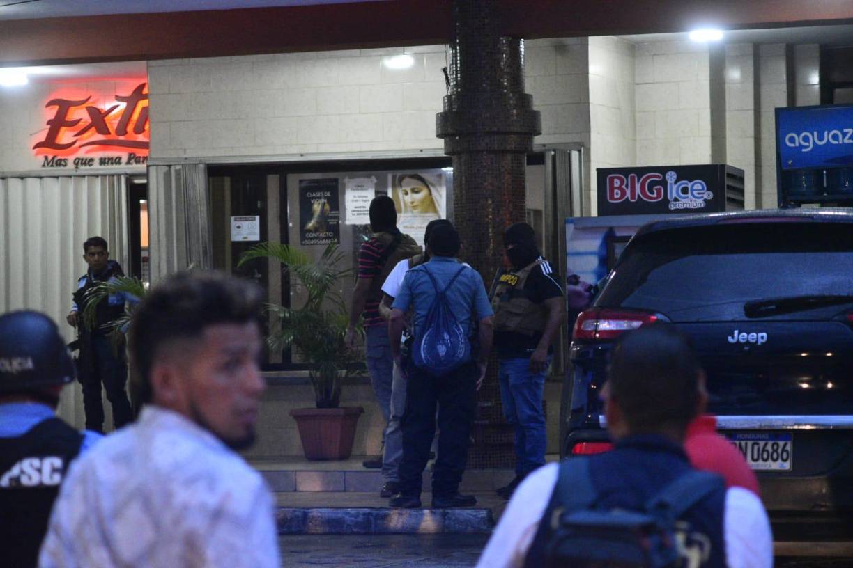 Versiones indican que los sujetos primero mataron a los guardaespaldas y luego sometieron al guardia de seguridad del negocio y obligaron a los clientes a tirarse al suelo para luego asesinar a Erika Yulissa García. 