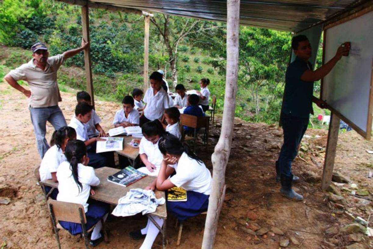 Estos niños aprenden en humildes condiciones, pero en su primer día llegaron con sus uniformes muy blancos lo que demuestra que sus padres, a pesar de sus condiciones de pobreza, hacen un esfuerzo para que puedan estudiar.