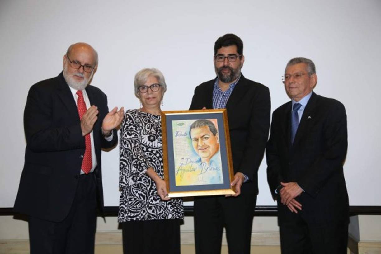 El Cohep también tributó un homenaje póstumo al recordado dirigente empresario Daniel Aguilar Briones. El reconocimiento lo recibió su esposa Mónica Martell de Aguilar de parte de los directivos Robert Vinelli, Fernando García y Arturo Alvarado.<br/><br/>Daniel Aguilar ocupó la vicepresidencia del Cohep y la presidencia de la Asociación Nacional de Industriales (Andi).
