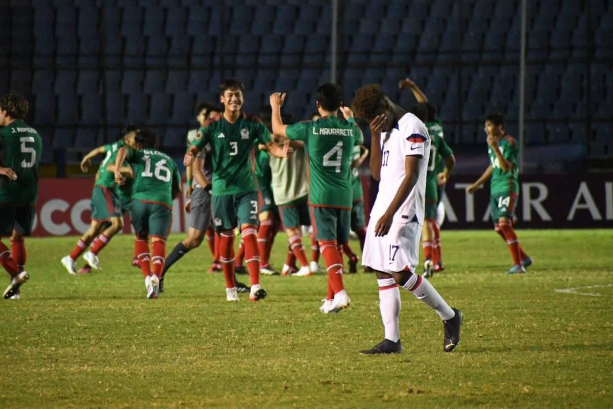 Keyrol Figueroa acabó llorando tras el pitazo final y al fondo los mexicanos festejaron a lo grande el título.