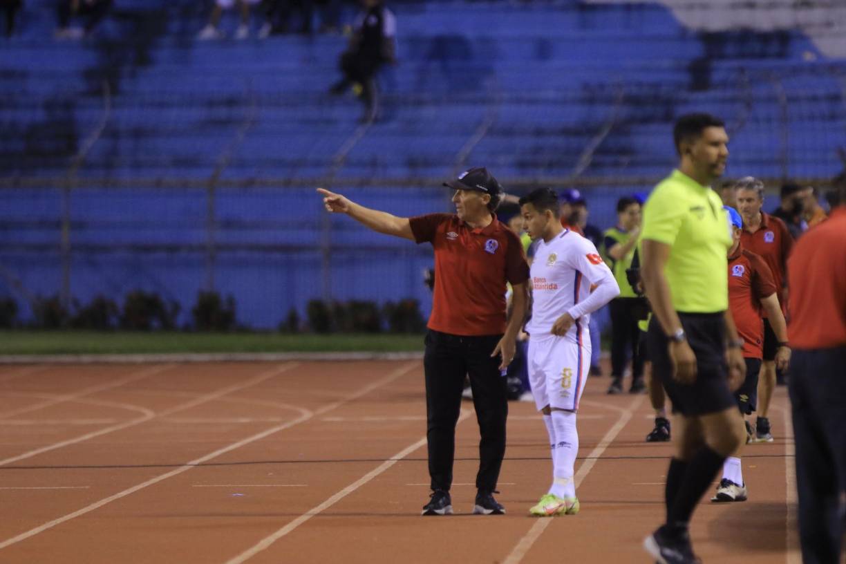Al minuto 71 un momento especial: El volante Edwin Rodríguez ingresó al terreno de las acciones en lugar de Jorge Álvarez siendo su regreso al fútbol catracho tras su corta aventura por el Aris Salónica de Grecia.