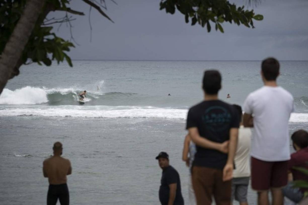 People gather at the coast hours before the storm enters in Patillas, Puerto Rico on, August 28, 2019. - Tropical Storm Dorian bore down on Puerto Rico Wednesday as residents braced for a direct hit, the first since the island was ravaged two years ago by Hurricane Maria. US forecasters said they expected Dorian to make landfall in populous eastern Puerto Rico at near hurricane strength later in the day. A hurricane watch also was up for the US Virgin Islands. (Photo by Eric Rojas / AFP)