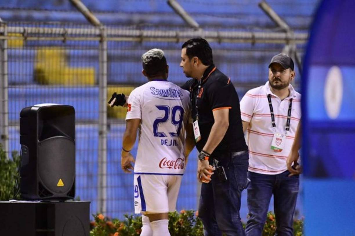 German 'Patón' Mejía se enfadó luego de su expulsión y tuvo que ser sujetado por un miembro del Olimpia. Foto Yoseph Amaya