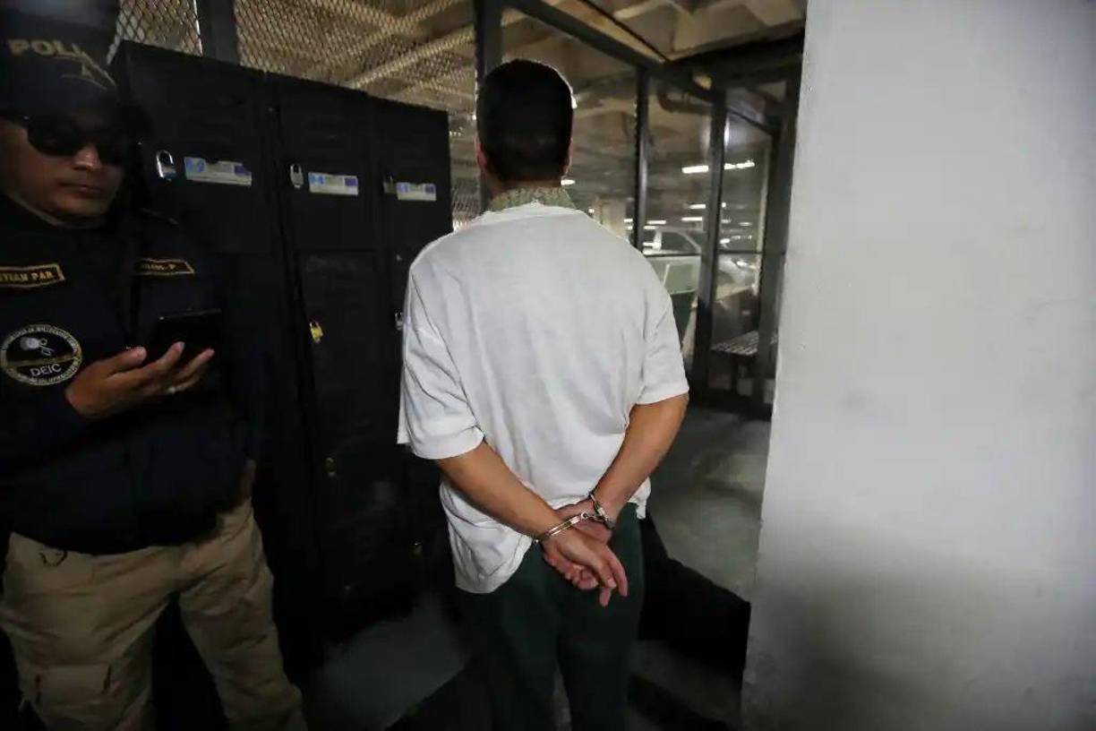 El director de la Policía Nacional Civil, David Custodio, explicó a periodistas este lunes que Vásquez Rabanales fue trasladado a Guatemala desde Luisiana, Estados Unidos, y posteriormente enviado a la Torre de Tribunales, en el centro de la capital, para que enfrente los cargos en su contra.