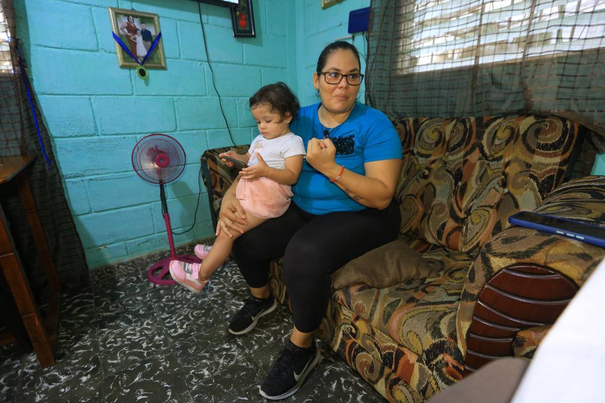 Gala, intubada y rodeada de equipos médicos, se aferró a la vida bajo la mirada vigilante de su madre.