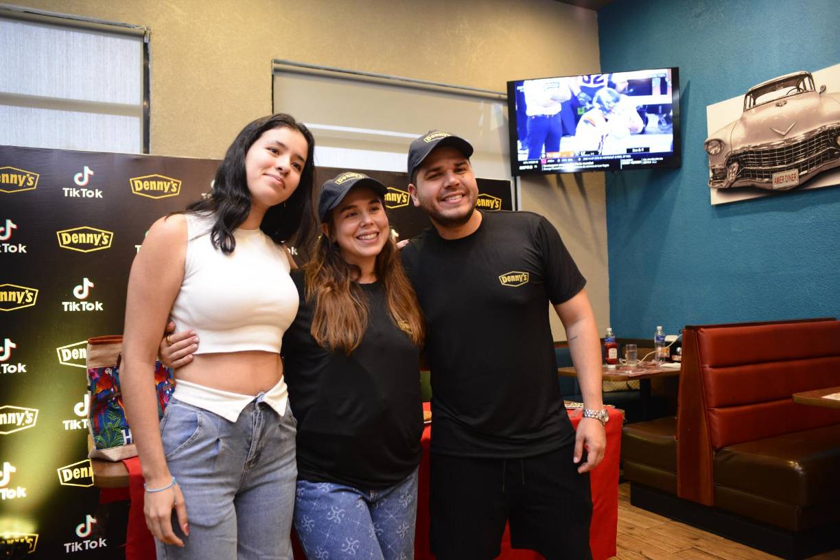La guapa joven Jennifer Menjivar junto con Antonia y Chavi.