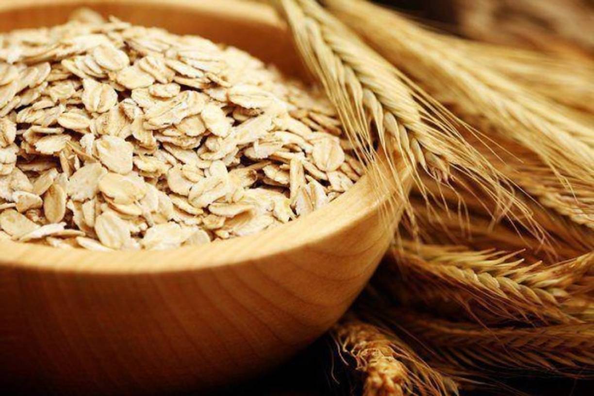 Avena: ayuda a neutralizar los ácidos en el cuerpo, lo que, a su vez, contrarrestara la flojera típica de la resaca. La avena también restaura el magnesio y las vitaminas B que se pierden con el consumo del alcohol, para que sea perfecto recomiendan añadir un huevo batido a la avena cuando esté acabando de cocinarse.