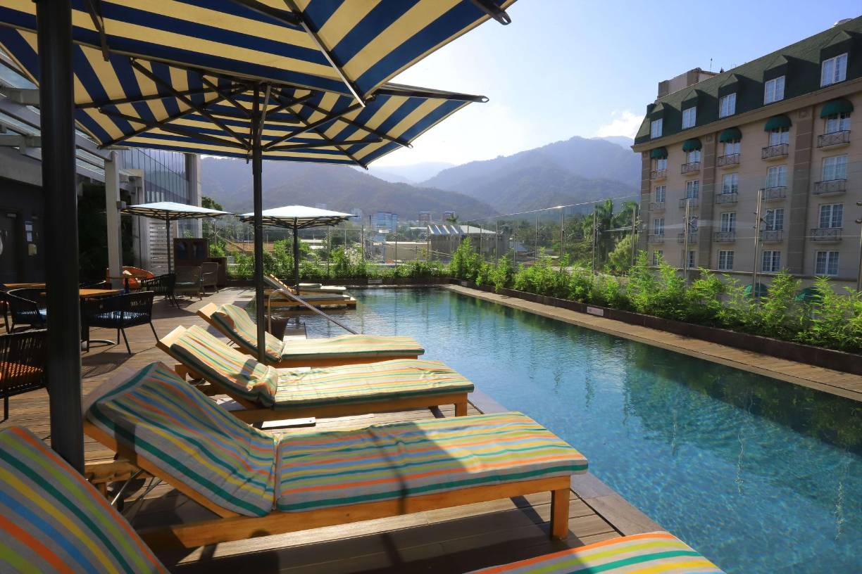 La lujosa piscina ofrece una espectacular vista a la montaña del Merendón y gran parte de la ciudad, ya que está ubicada en la parte alta del hotel.