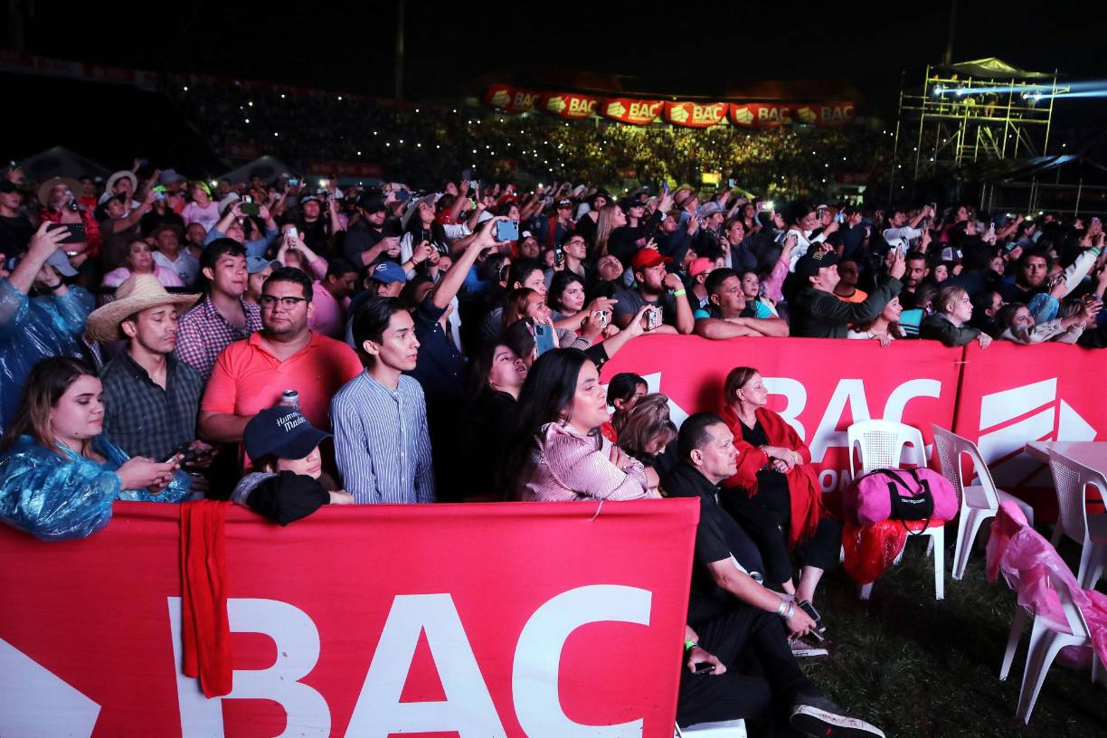 Finalmente, se hizo mención del reciente lanzamiento y promoción del nuevo tema del grupo, en compañía de sus hermanos mexicanos de Fuerza Regida, que lleva por título “Santo Patrón”. 