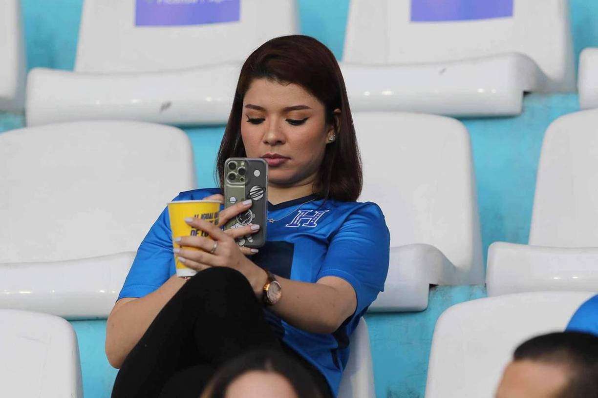 Fotito y cerveza para la previa del partido entre Honduras y Cuba.