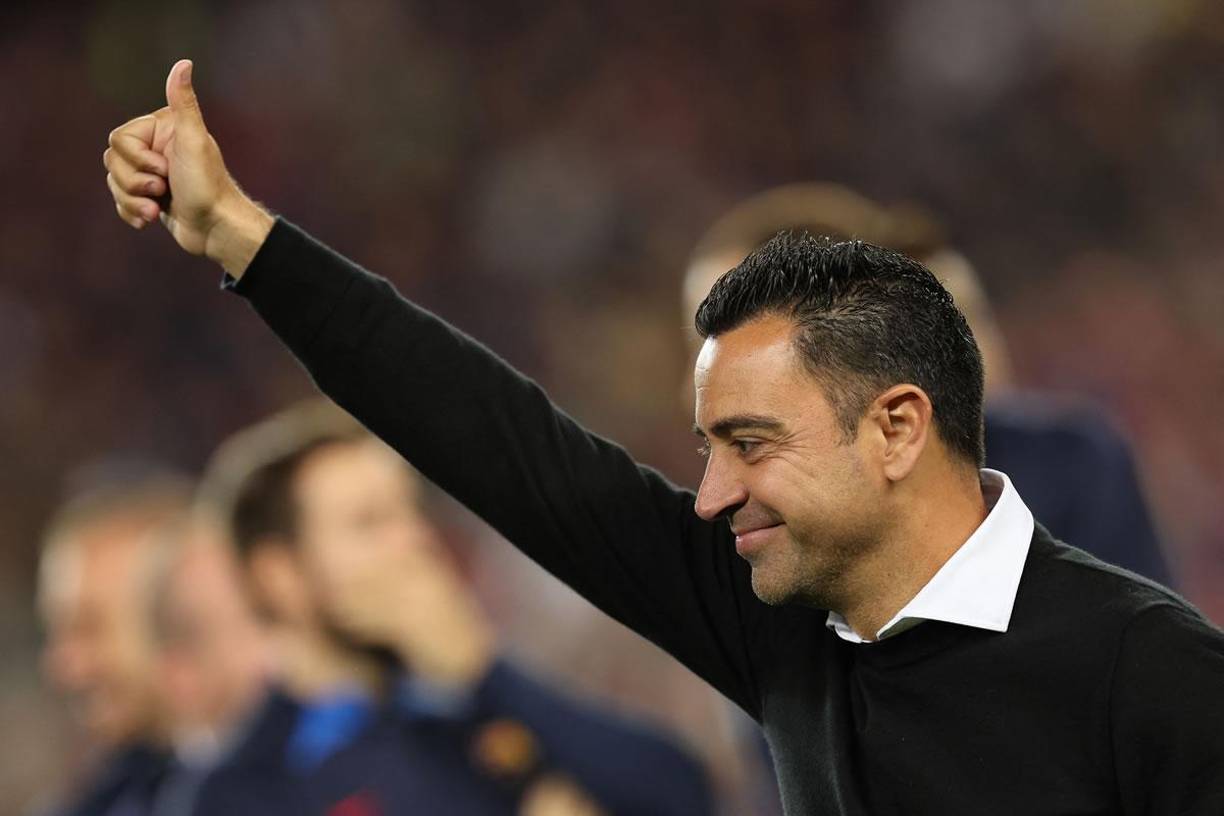 Xavi Hernández era uno de los más sonrientes en el festejo del campeón Barcelona.