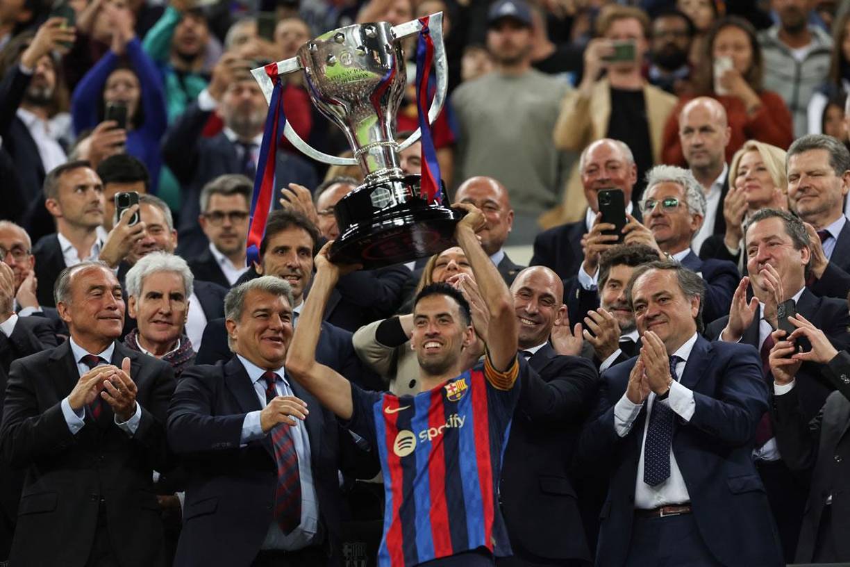 Sergio Busquets, como capitán del Barcelona, recogió el trofeo de campeón de la Liga Española.